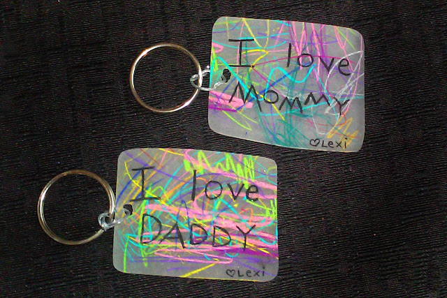 toddler crafts, DIY gift idea, shrinky dinks, shrinky dinks keychain, gift for grandma, gift for mom, gift for dad, kid gift, DIY craft, craft, shrinks dink, keychain, scribble keychain, personalized gift, personalized gift from kids