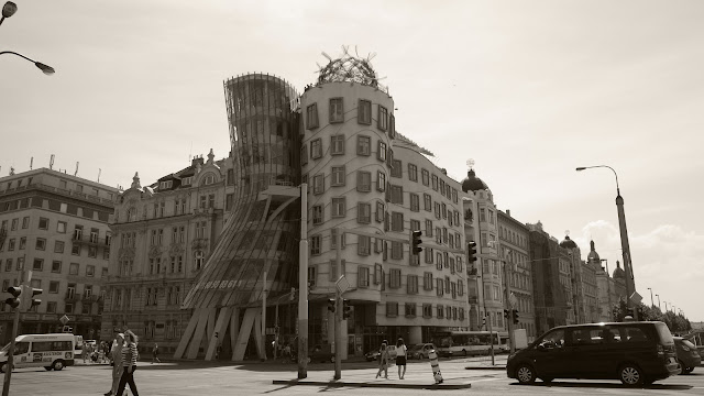 絲絨革命後捷克現代代表性建築，可以在網路上找到山多的資訊。