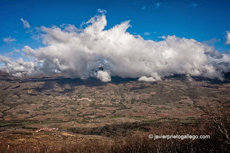 Nubes sobre la localidad de Rebollar. Abajo Valdastillas. Valle del Jerte. Extremadura. España.