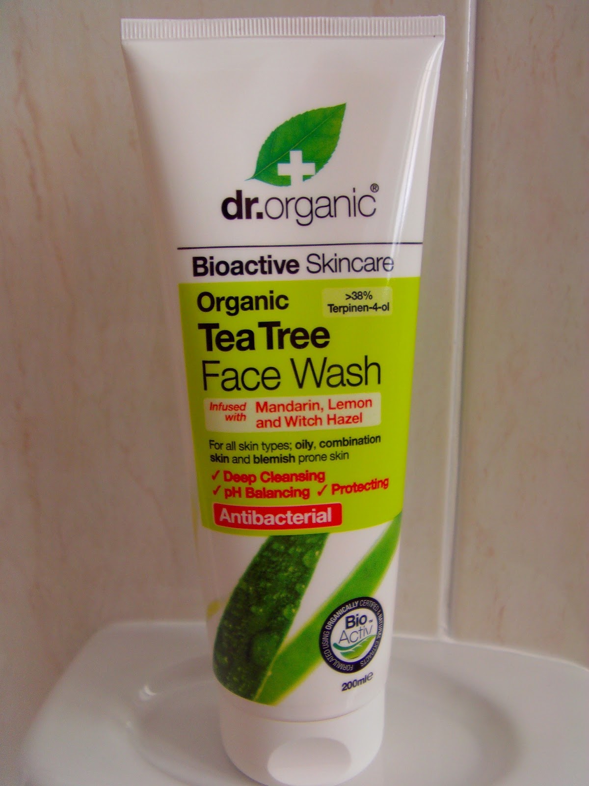 dr organic tea tree face wash