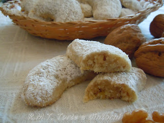 dolce rumeno Biscuiți cu nuci - biscotti con le noci