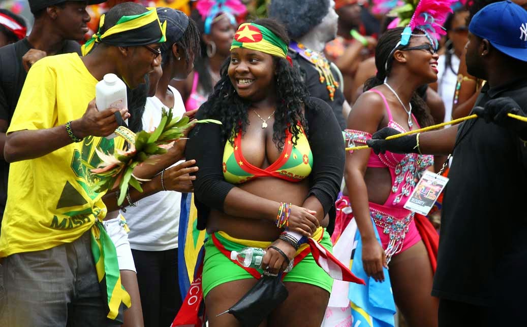 Chica caribeña bailando en el carnaval