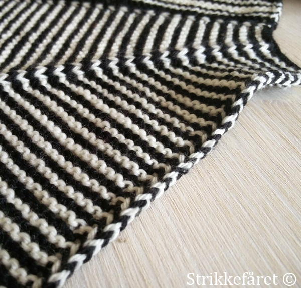 Samle Slagter Tanzania Strikkefåret: Strikket stribet sjal med fine detaljer