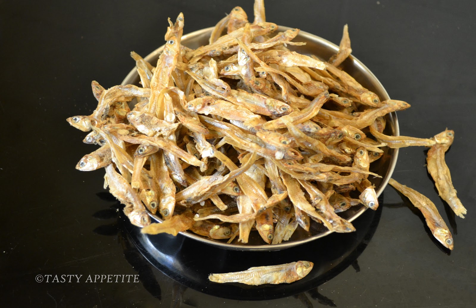 How to make Spicy Fried Anchovies / Nethili Varuval / Spicy Anchovies