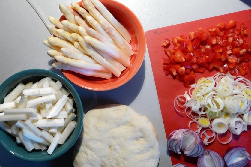 Kulinarische Welten zu Fisch- und Meeresfrucht: Flammkuchen mit rohen ...