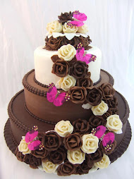 bolo com rosas  marrom e branco