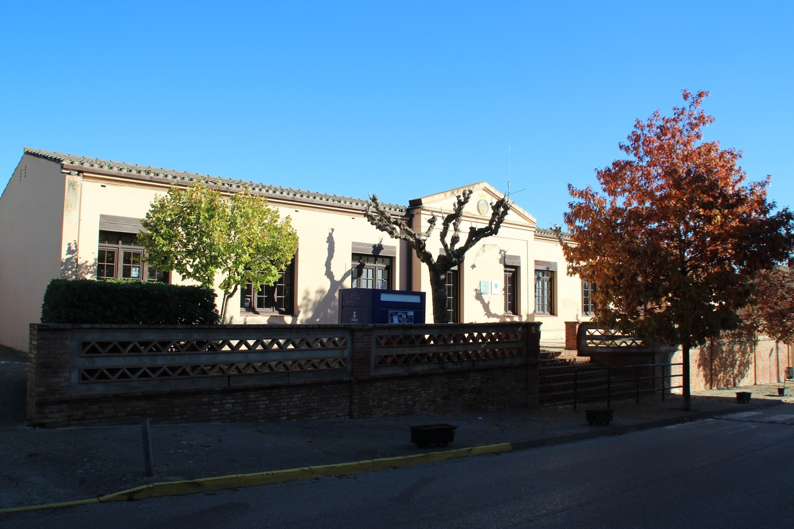 TRIBUNA DEL BERGUEDÀ QUE EN SABEU DE L’EDIFICI DE L’ESCOLA PÚBLICA DE