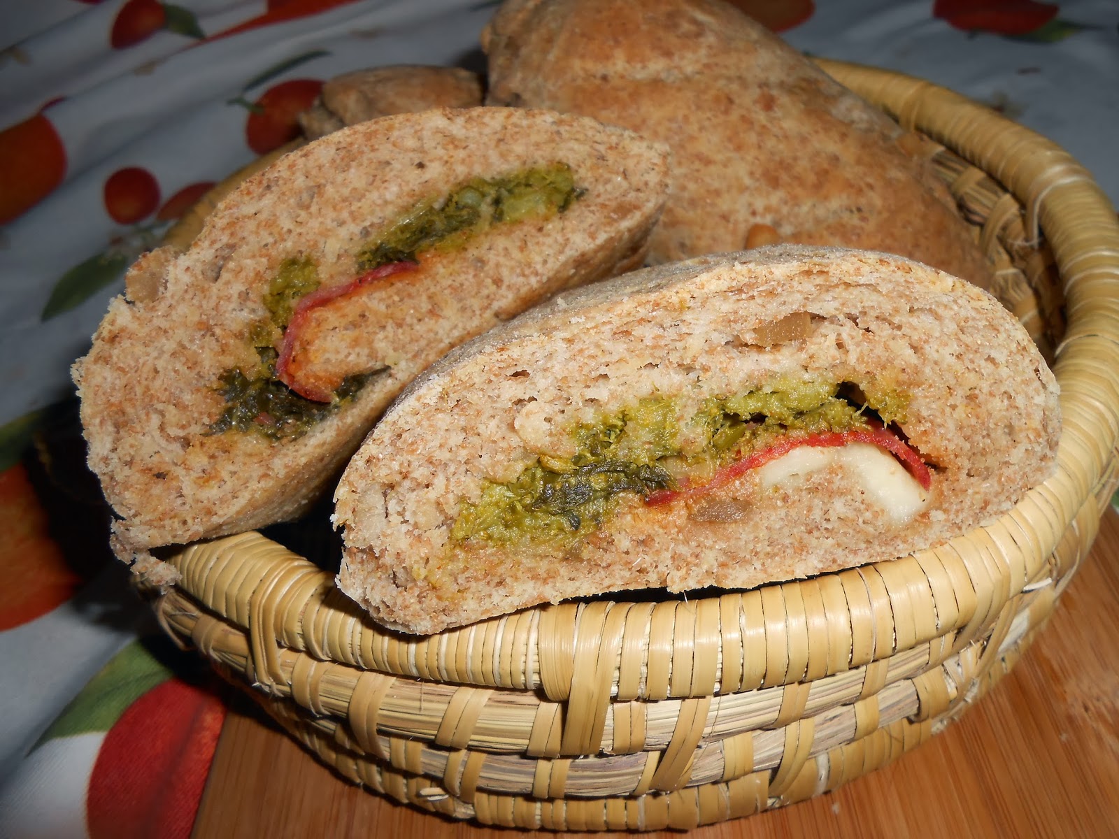 rotolo di pane integrale con verdure e  ciccioli 