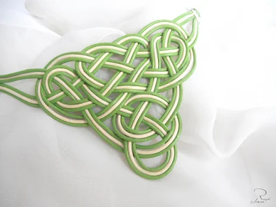 collar nudo celta verde y blanco