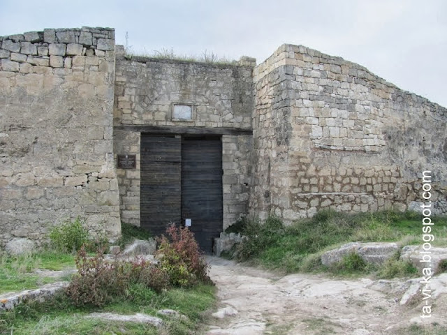 Восточные ворота Чуфут-Кале