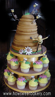 Design Wedding Cakes And Toppers 2017 Bee Movie Cake Bee Movie Wedding Cake And Cupcakes