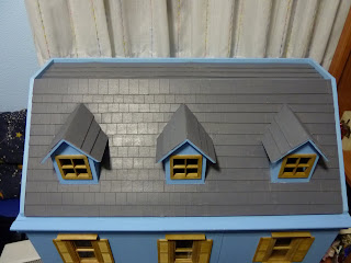 Mis Minis: El tejado y la fachada de la casa azul.