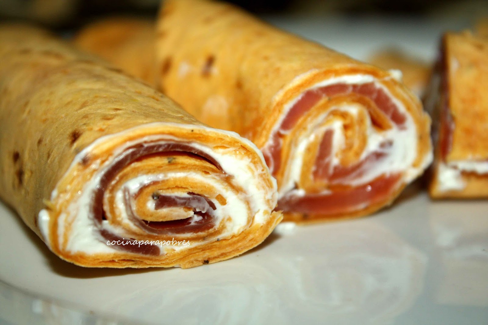 Rollitos de tortitas de trigo con tomate rellenos de jamón serrano o salmón ahumado