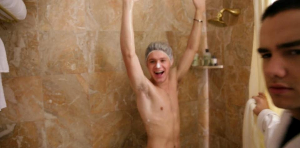 NIALL HORAN (1D) PICTURES SHIRTLESS "One Way Or Another" .
