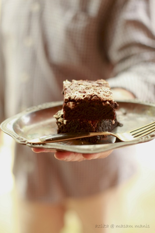 CHEWY GOOEY YUMMY BROWNIES masam manis