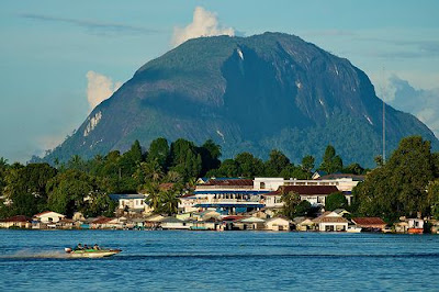 Pulau Kalimantan memiliki sebuah bukit batu terbesar di dunia..cerita rakyat dari legenda membuktikan misteri puncak legend tersebut dari warga kalbar