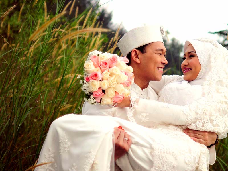 Первая брачная в исламе. Мусульманки ищут себе мужей. Частные Свадебные фото мусульманок. Парные обои для пары мусульманские. Как найти мужа мусульманке.