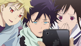 Yato, Yukine oraz Hiyori Iki patrzą w telefon