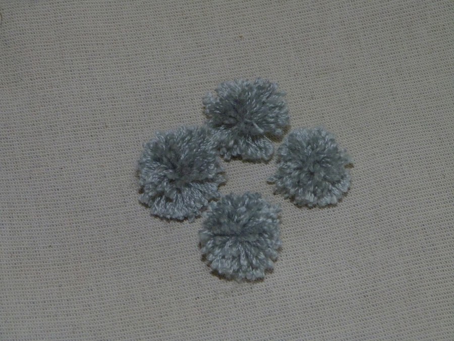 isabelvintage-vintage-almohadon-pompones-estarcido