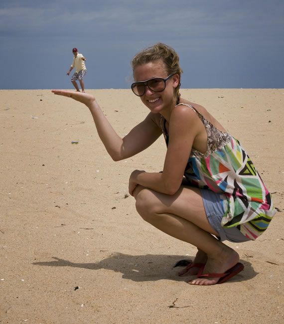 Perspectiva, foto de mujer sosteniendo en su mano a un hombre