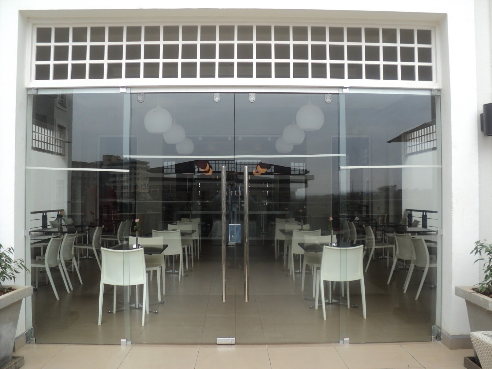 The Benefits of Quality Frameless Doors Sandblasted GlassLaminated