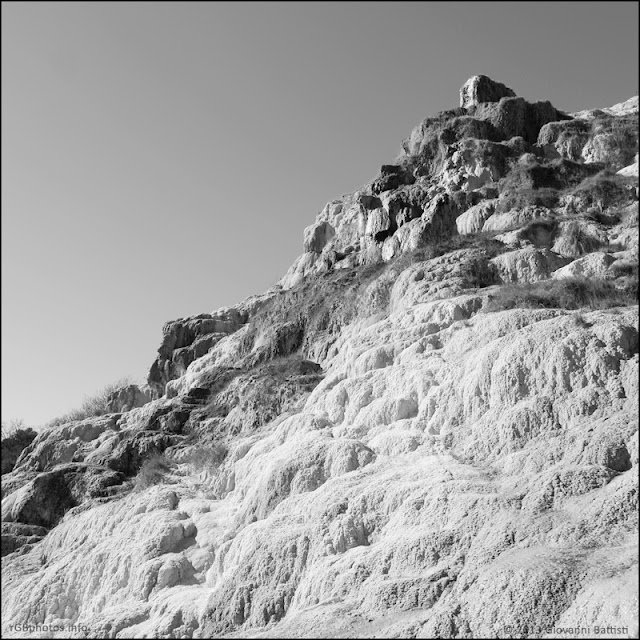 Fotografia in bianco e nero del Parco dei Mulini a Bagno Vignoni