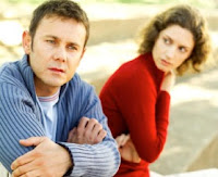 Chistes de matrimonios - Cortadora de pepinos. - Este hombre trabajaba hacía muchos años en una fábrica de conservas. - Un día confesó a su mujer que estaba poseído por una terrible compulsión: - Un impulso incontrolable de meter su p3ne a la cortadora de pepinos.