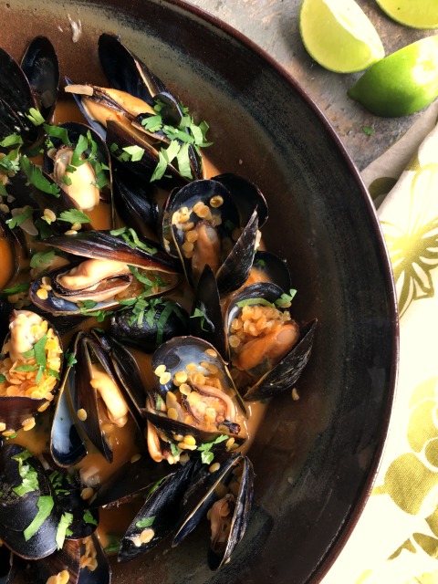 Coconut & Sweet Chili Steamed Mussels with Lentils are easy to prepare and cook quickly. Enjoy them as a starter or as your main dish.