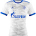 Inspirado em modelo da década de 90, Schalke lança sua nova camisa