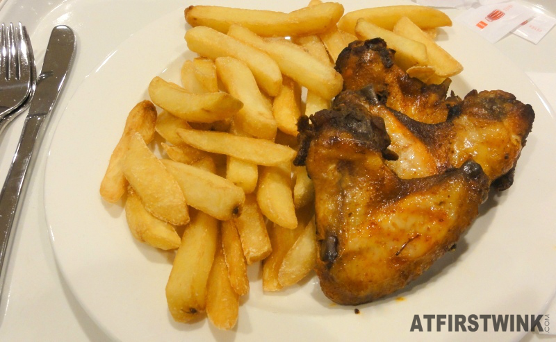 Budget tip: warm meal for €2.50 at the HEMA - three chicken wings and fries