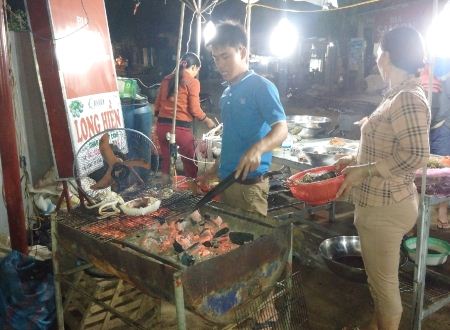 Hầu hết các loại hải sản đều chế biến bằng cách nướng với muối ớt. Hầu hết các loại hải sản đều chế biến bằng cách nướng với muối ớt.