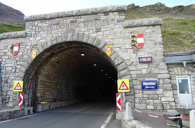 Hochtor Tunnel aus alten Steinen mit Verkehrschildern und Auffschrift