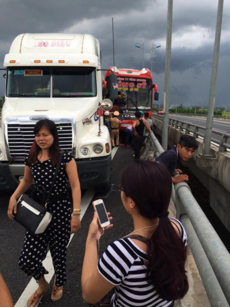 Tai nan xe khach, hanh khach tu dap vo kinh o to thoat hiem - Anh 2