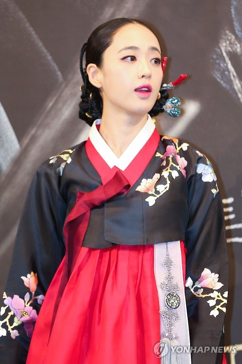 오늘자 동양화 찢고나온 김민정 한복자태 | 인스티즈