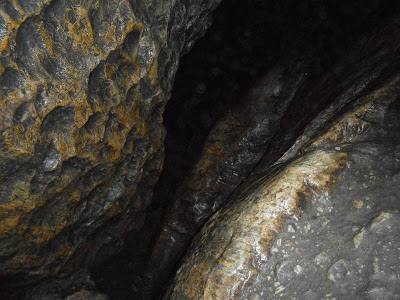 Мокрая скала внутри второго грота пещеры