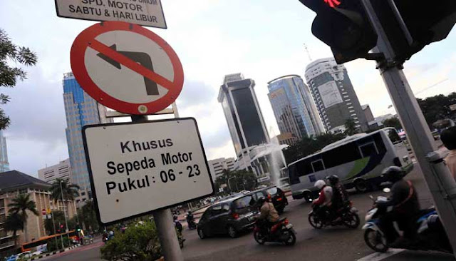 Wartawan Senior: Pergub Ahok yang Mulai Larang Motor di Jalan Thamrin, Tapi Doyan Pajaknya! Wartawan Senior: Pergub Ahok yang Mulai Larang Motor di Jalan Thamrin, Tapi Doyan Pajaknya!