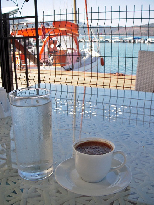 FİNCANDAKİ MUCİZE KAHVE DENİZE KARŞI