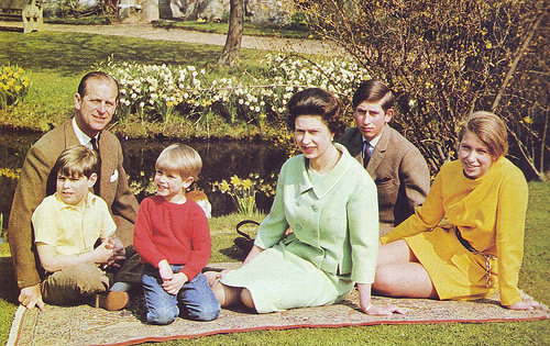 queen-e-ii-with-family.jpg