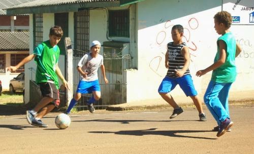 Além do futebol profissional: boleiros descobrem oportunidades em  modalidades alternativas - Folha PE