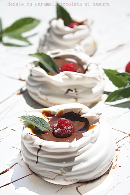 Bezele cu caramel,ciocolata si zmeura