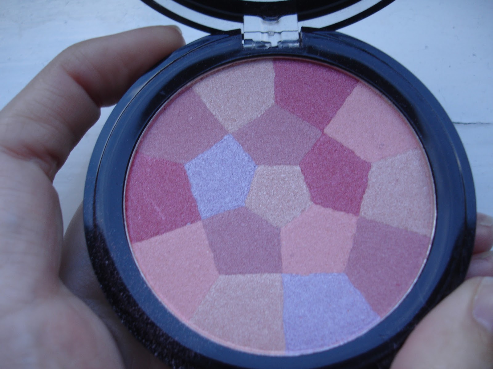 El envase contiene 8,9 gramos de producto , por lo que contiene más