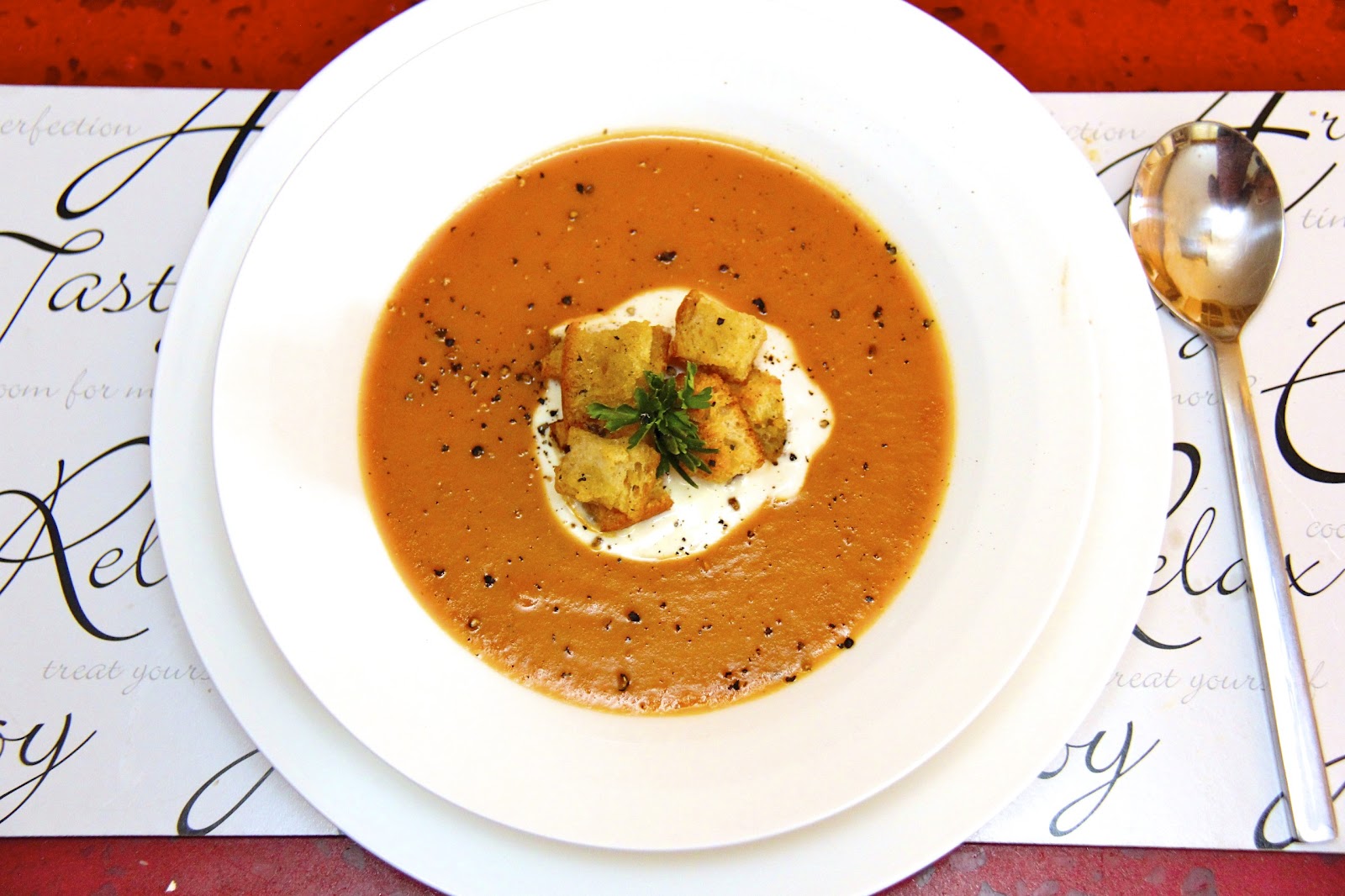 Как едят суп по этикету. Суп с прованскими травами. Гарбюр французский суп. Бийск французский суп. Суп из картофель из ресторана томат.