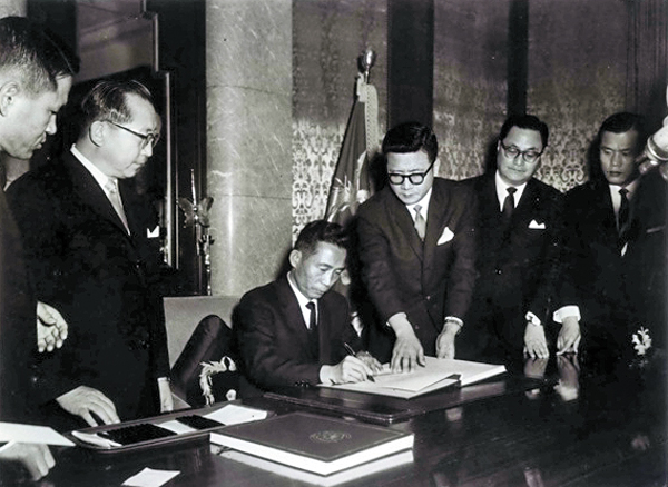 Park Chung-hee firma el tratado de normalización de relaciones entre Corea y Japón