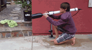 lustiges Kind mit selbstgebauter Cola Panzerfaust