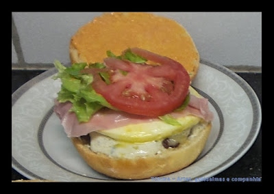 PÃO E CARNE DE HAMBÚRGUER FEITOS EM CASA; SANDUBA CASEIRO; SANDUÍCHE FEITO EM CASA; FAÇA CARNE DE HAMBÚRGUER EM CASA; PÃO CASEIRO; PÃO PARA HAMBÚRGUER; PÃO PARA SANDUÍCHE.