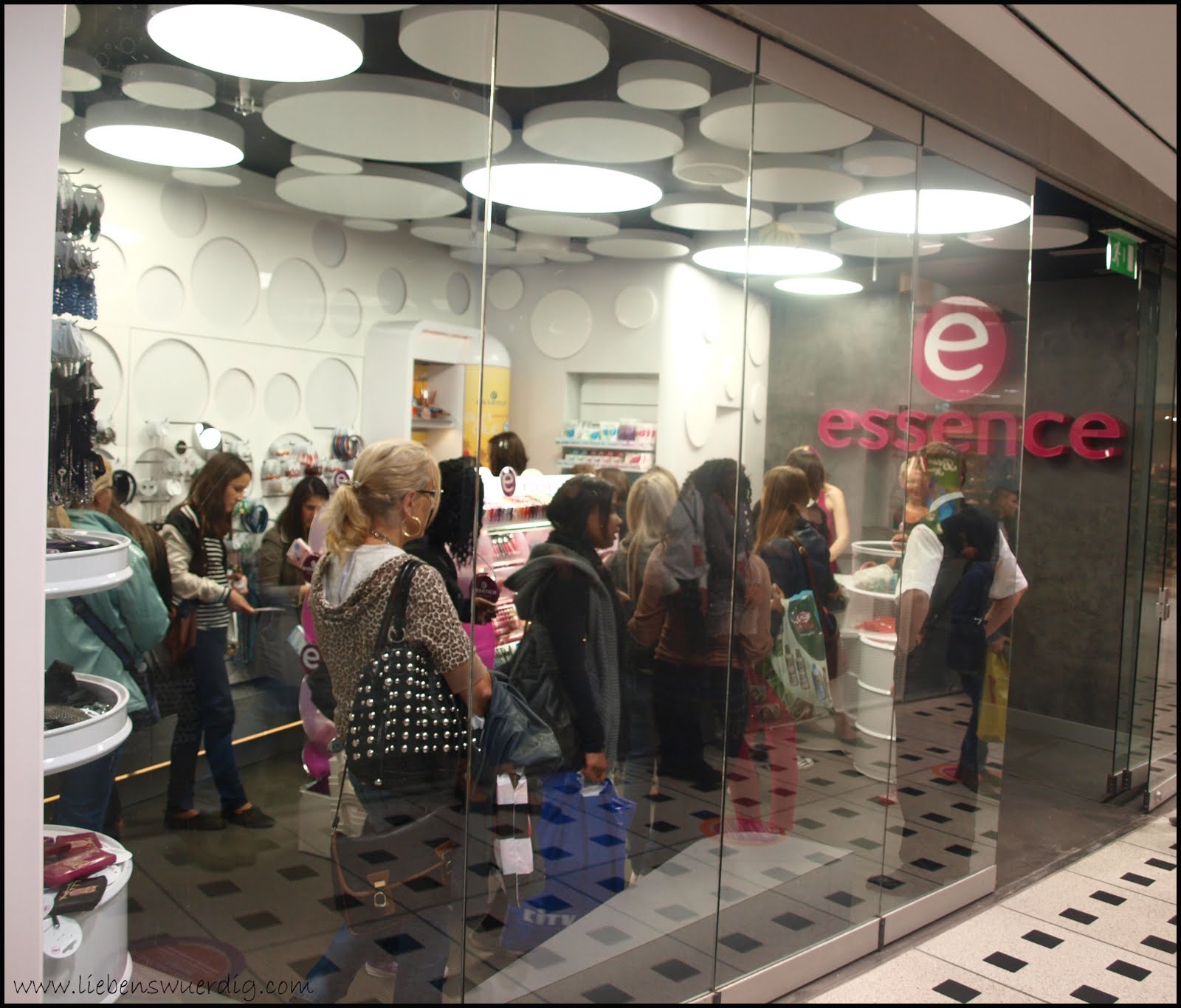 Neueröffnung des essence Stores in der