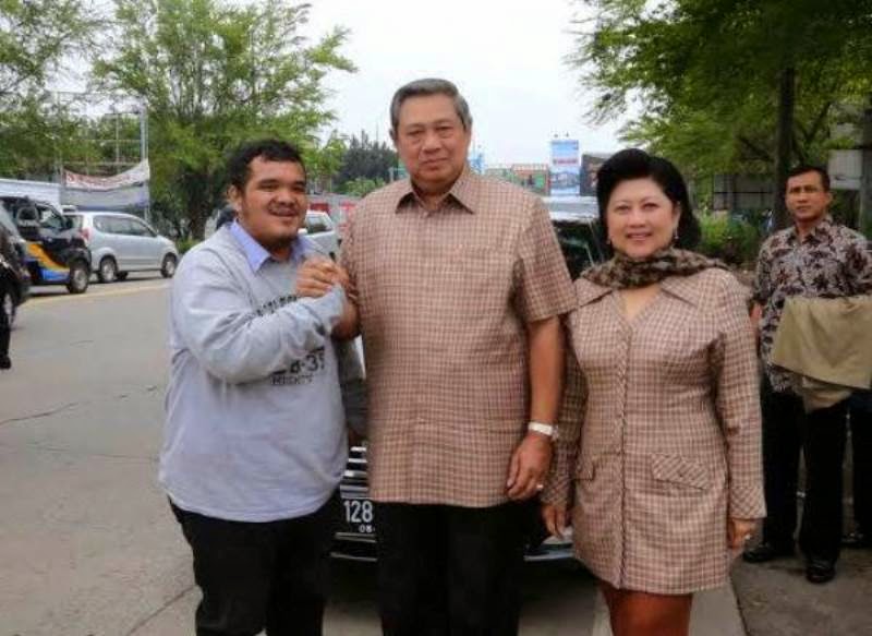 Mau Foto Bareng, Pengendara ini Pepet Mobil SBY - Warnaunyu.com