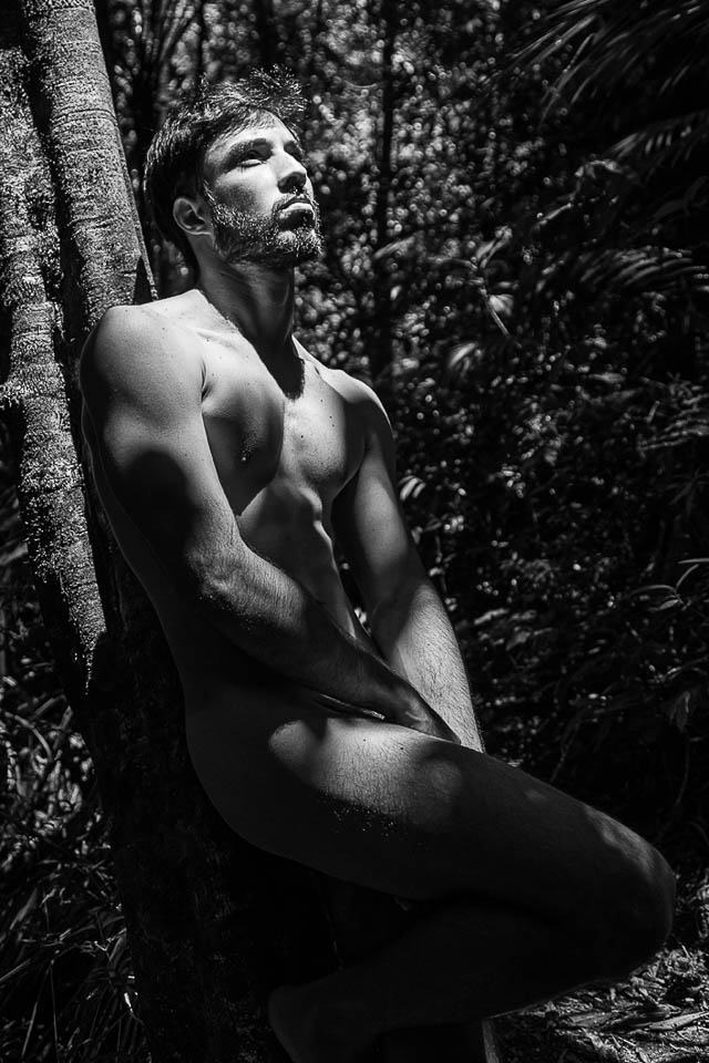 Patrick Coutinho posa para ensaio sensual na Floresta da Tijuca. Foto: Leonardo Santos