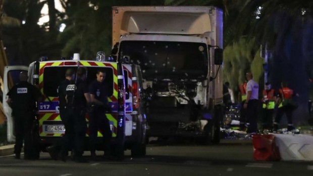 Pengemudi Truk di Nice Sempat Keluarkan Senjata dan Lepas Tembakan Sebelum Ditembak Mati Polisi Pengemudi Truk di Nice Sempat Keluarkan Senjata dan Lepas Tembakan Sebelum Ditembak Mati Polisi