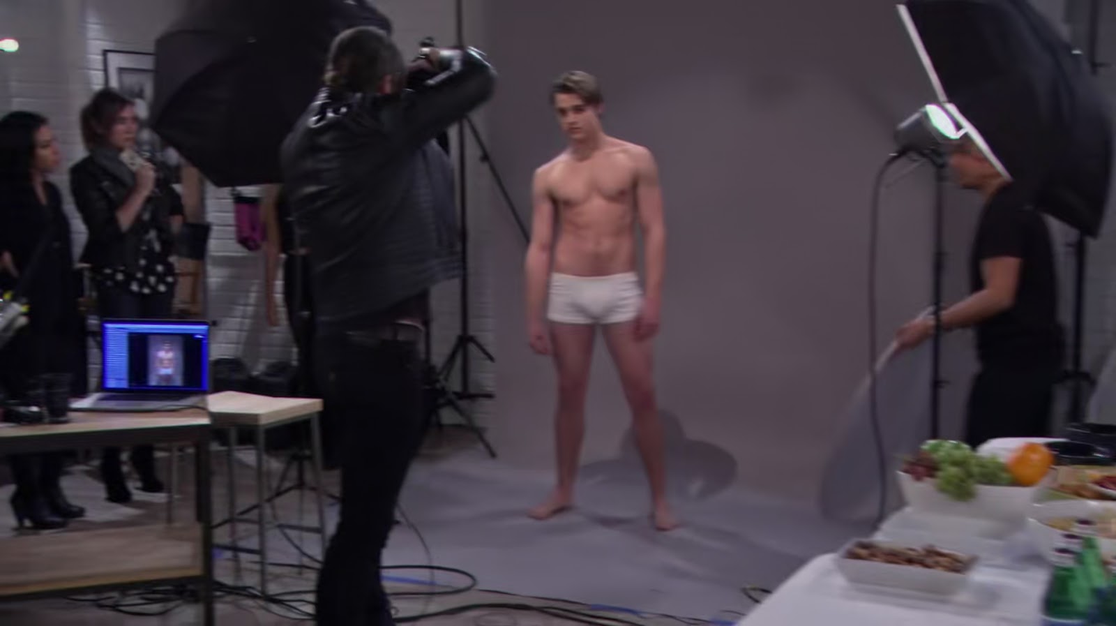 ausCAPS: Austin Falk shirtless in 2 Broke Girls 4-20 "And The Minor
